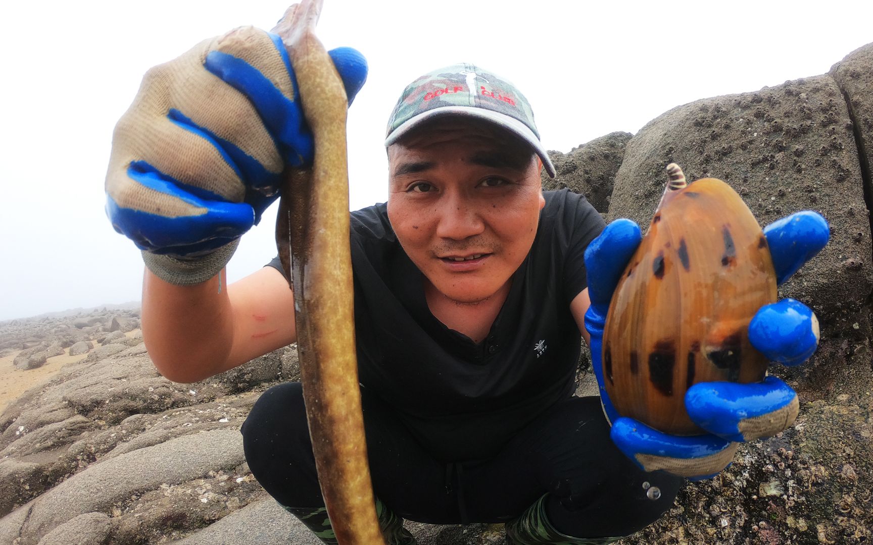 吴哥大雾天海边赶海,远处水坑传来声音,原来是凶猛海货狂打水花