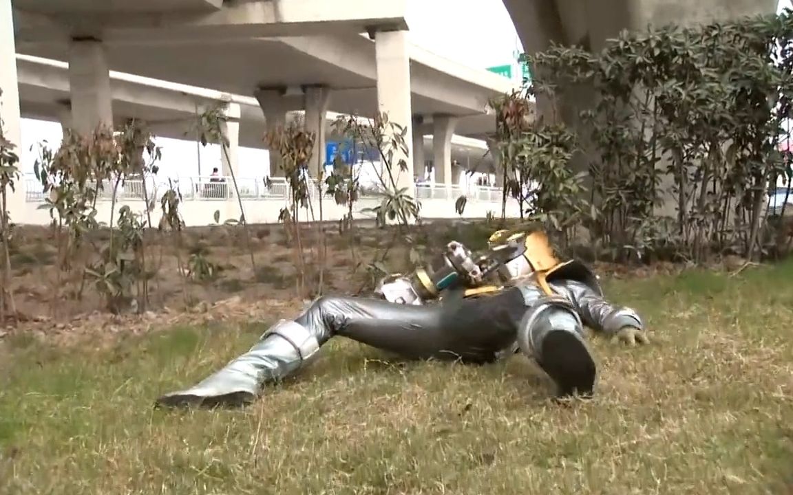 巨神战击队1 银战士不敌红战士 被虐失去战斗能力惨叫痛苦 不能还击