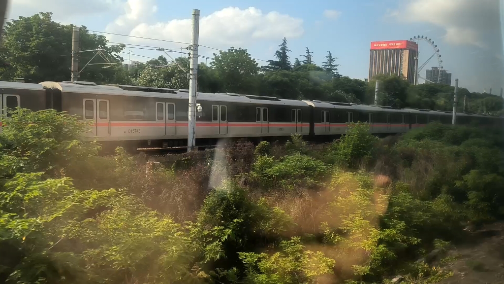 【上海地铁】电力客车496次通过莲花路站,和一旁刚出站的1号线并行一