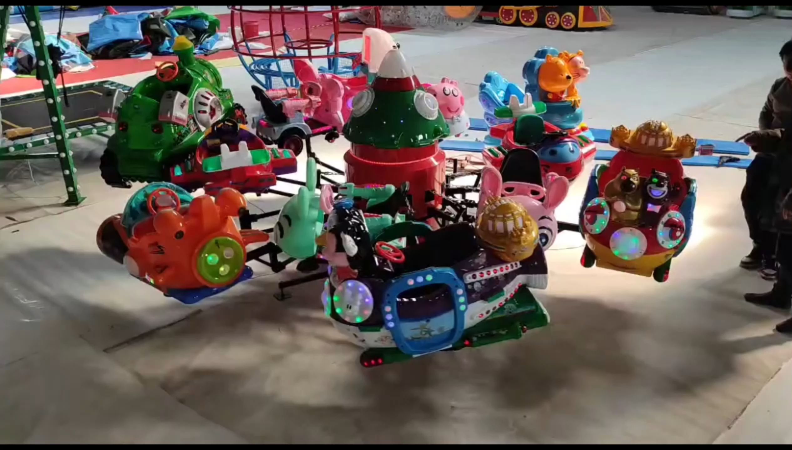 12座小型旋转小飞机 户外电动升降小飞机设备