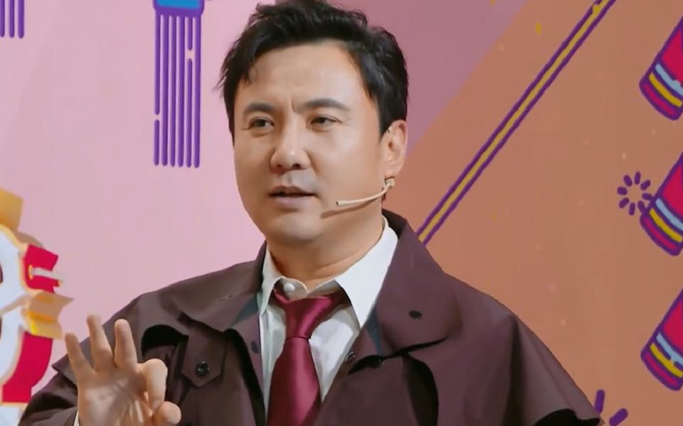 看这睿智的眼神:关晓彤表演经典绅士手动作,沈腾猜出肌无力