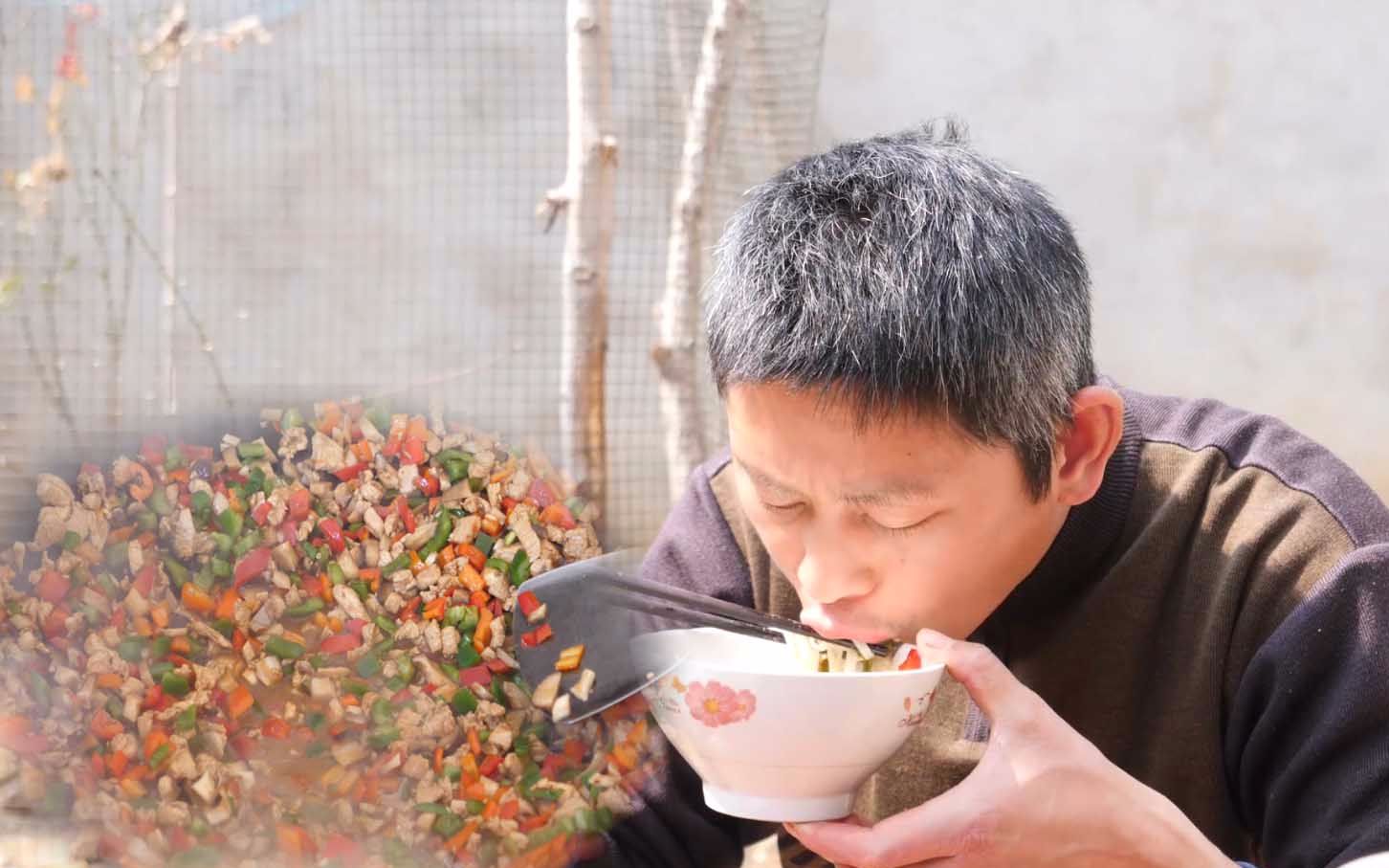 农村小罗:不用进城就能吃到炸酱面,妈妈做的比饭店还好吃_哔哩哔哩