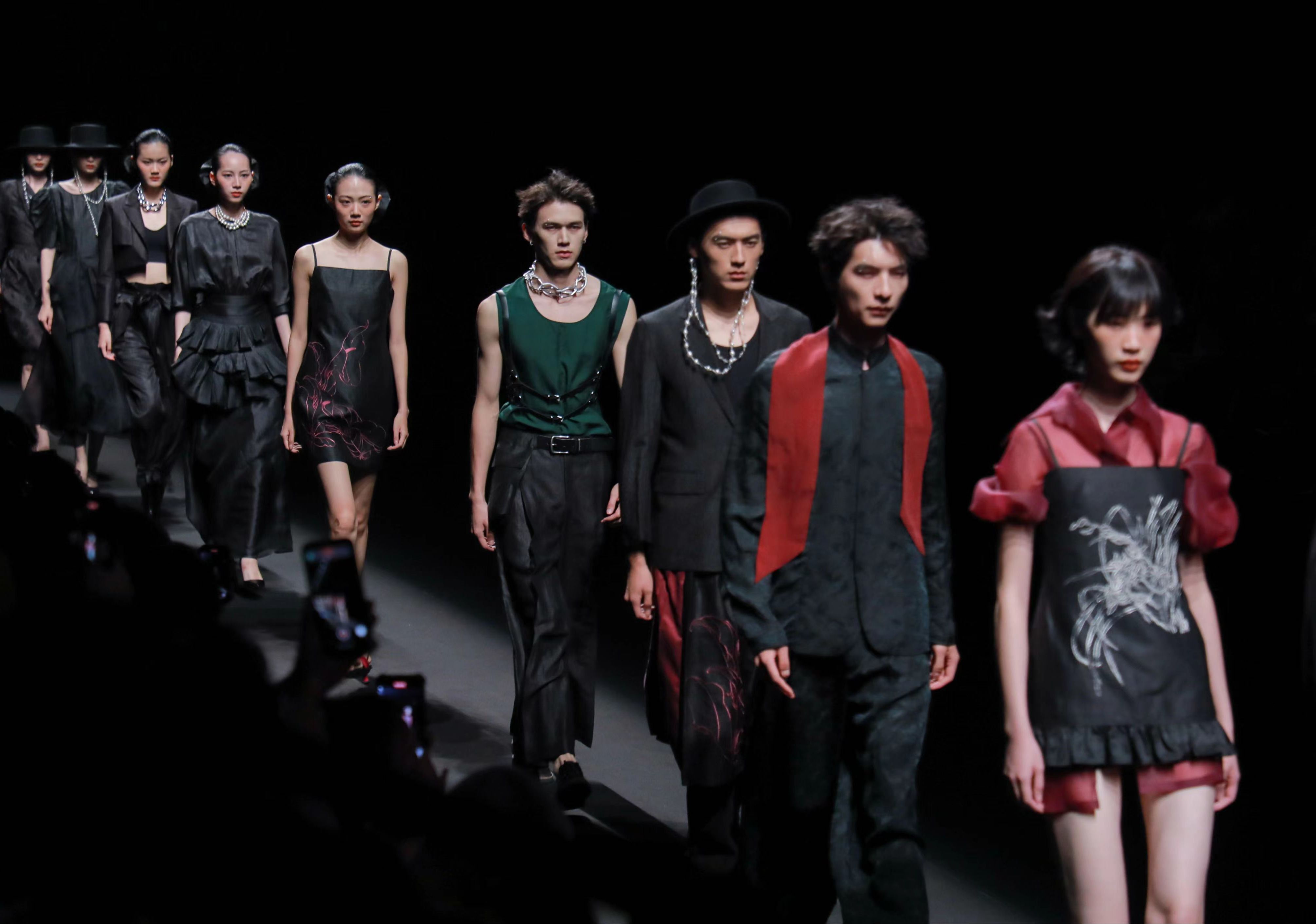 金憓×南沙榄核香云纱 | ss24中国国际时装周秀场