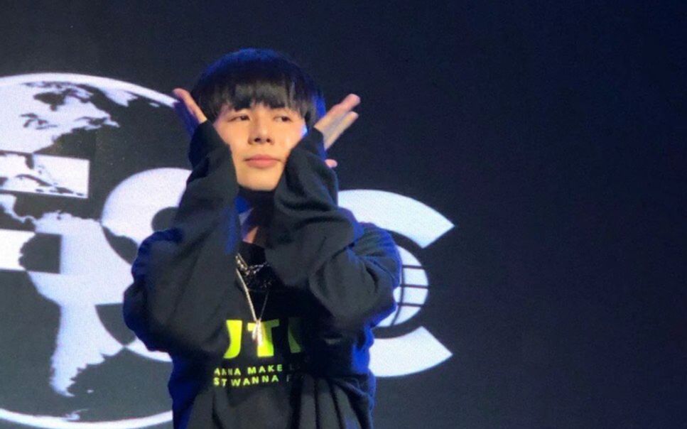 【小精灵real直播】201008 小精灵飞三亚出外景 吊威亚冲浪做梦快醒