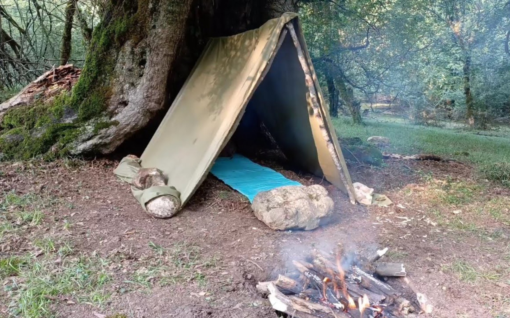 在树桩搭建临时避难所营地,帆布a型庇护所营地野营旅行,篝火烹饪