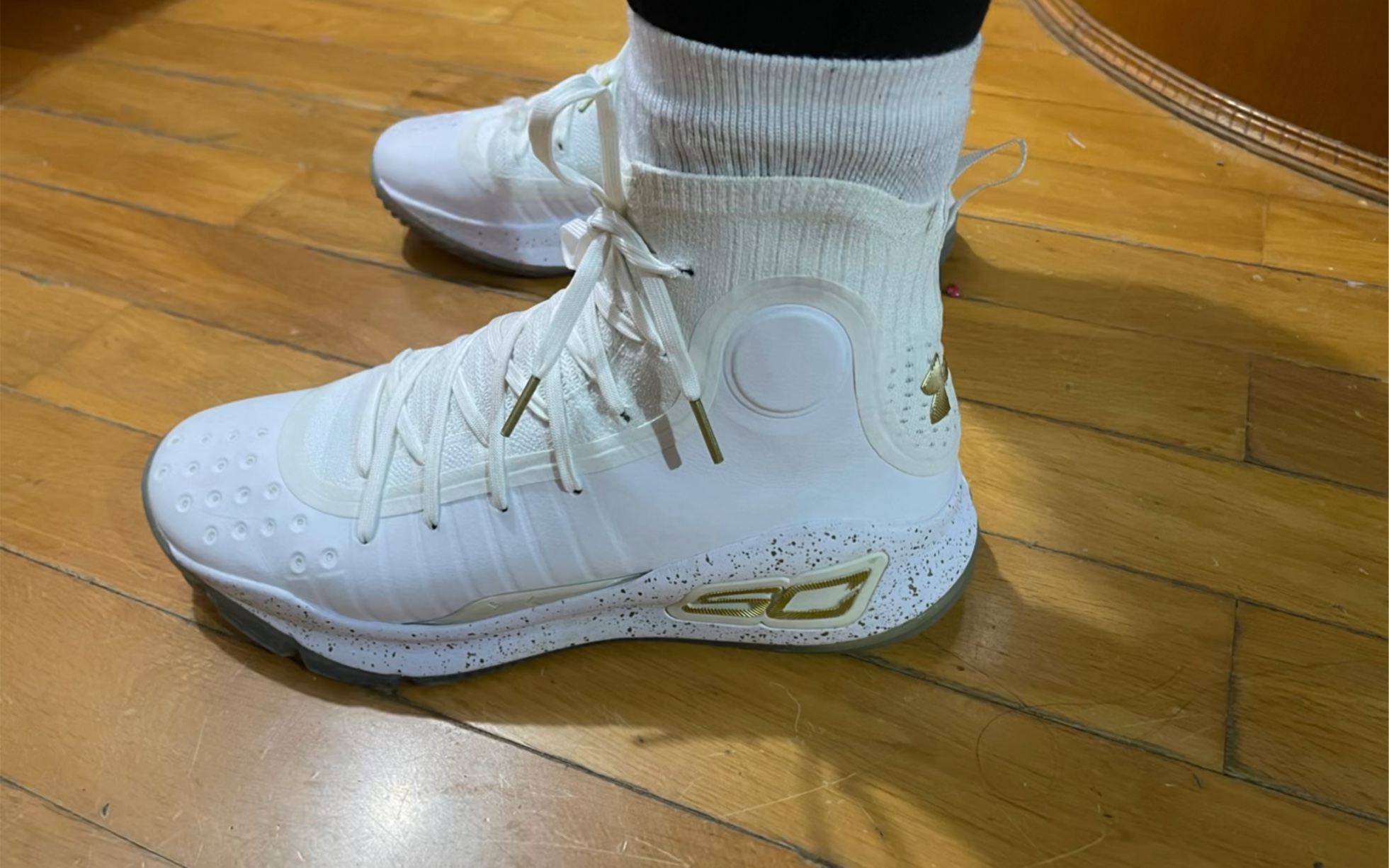 库里4代元年白金配色