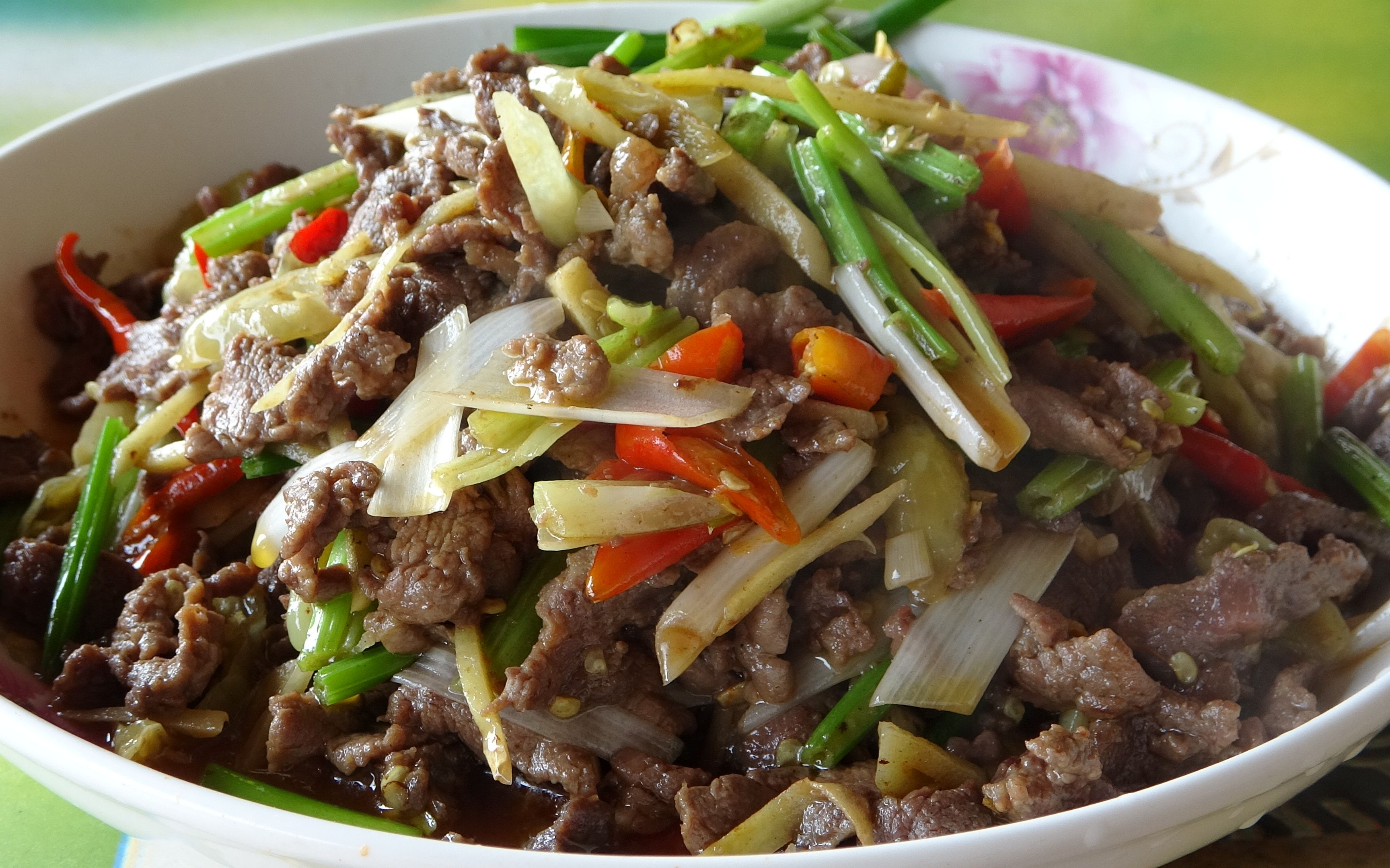 迎哥用泡椒炒牛肉,牛肉不老不柴,酸辣开胃,美味又下饭_哔哩哔哩 (゜