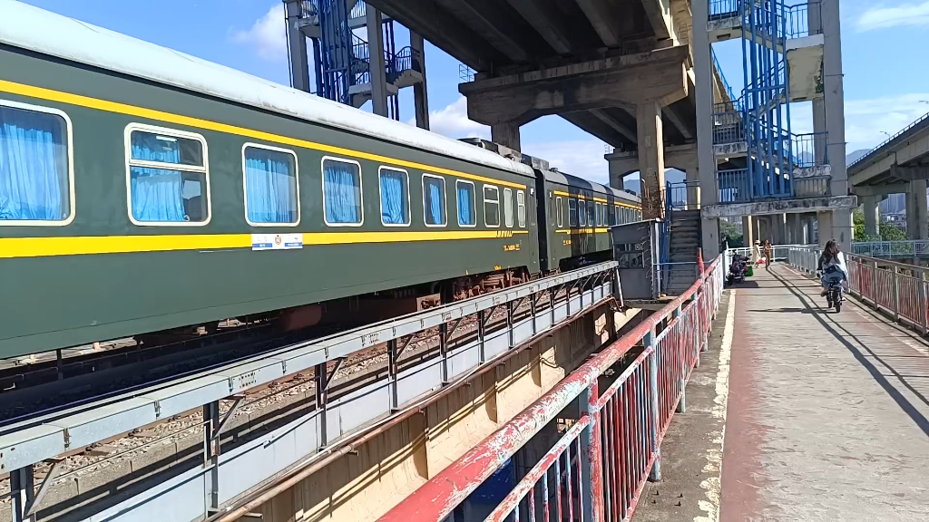 230808客车t8307(广州——信宜)广茂线西江大桥通过