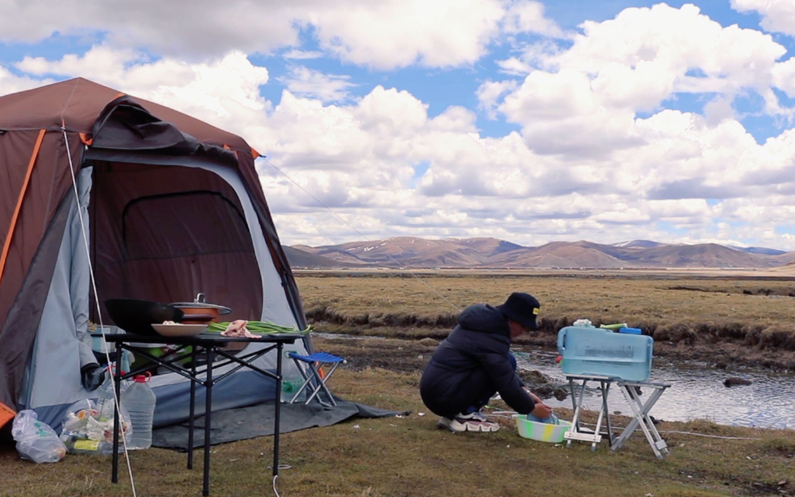 自驾野外露营听见有狼叫声第二天发现一匹死马吓得赶紧离开