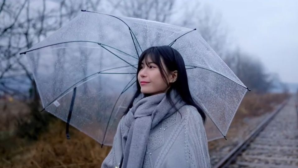 电影感视频 模特户外人像短片 雨中少女