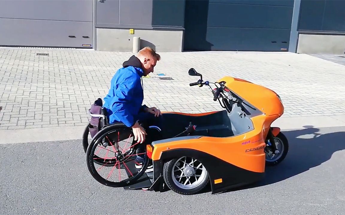 国外打造残疾人专用摩托车,续航可达60公里,设计太人性化了!