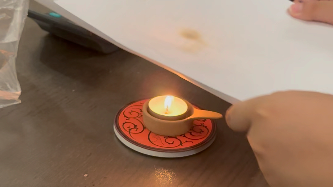 科学小实验-隐形墨水 在纸上涂柠檬汁,待干后加热,纸上可显示涂抹内容