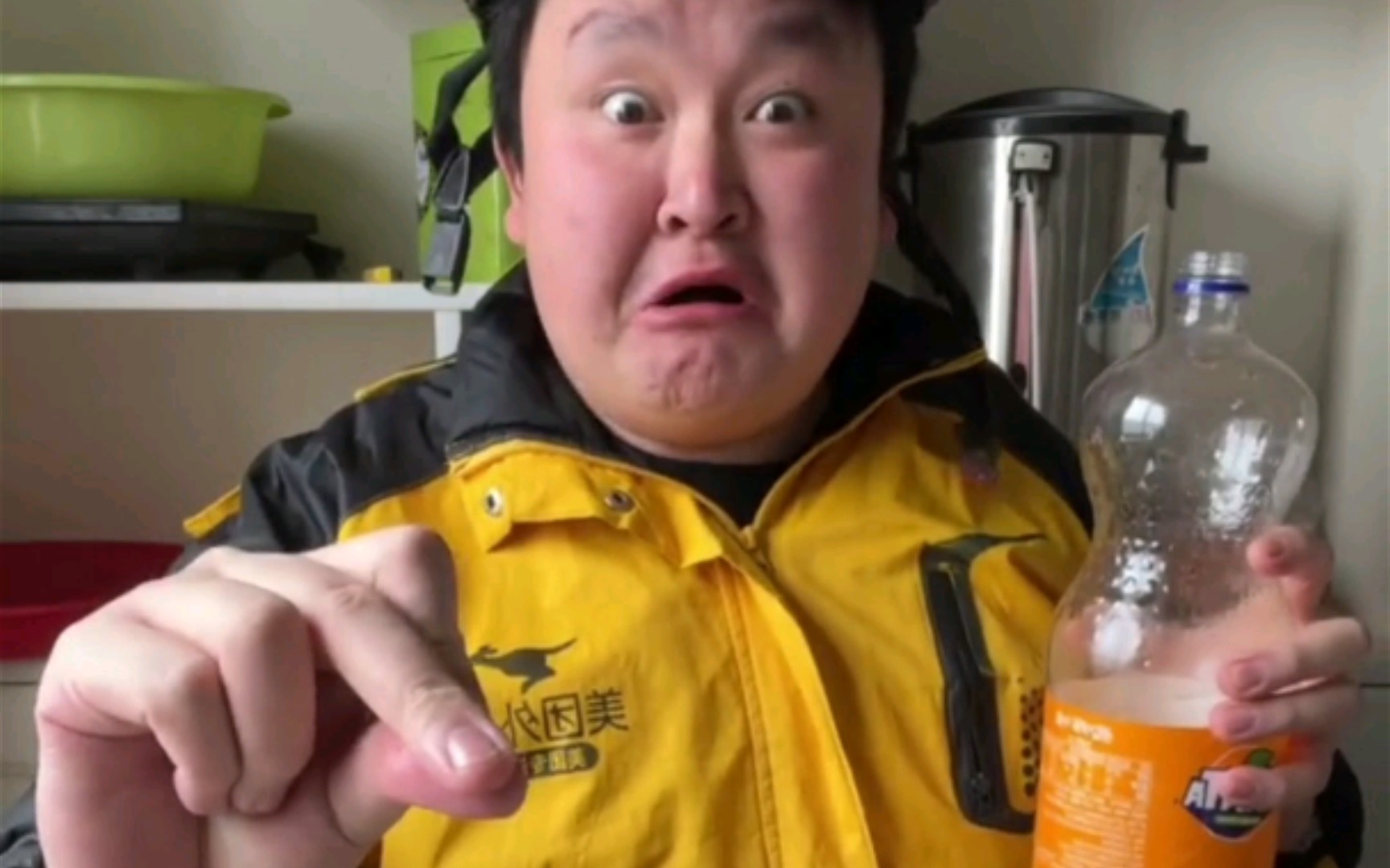 扛把子新年带村花吃快餐—小学生找浪言看看他的吃鸡技术—卤蛋吃k毛