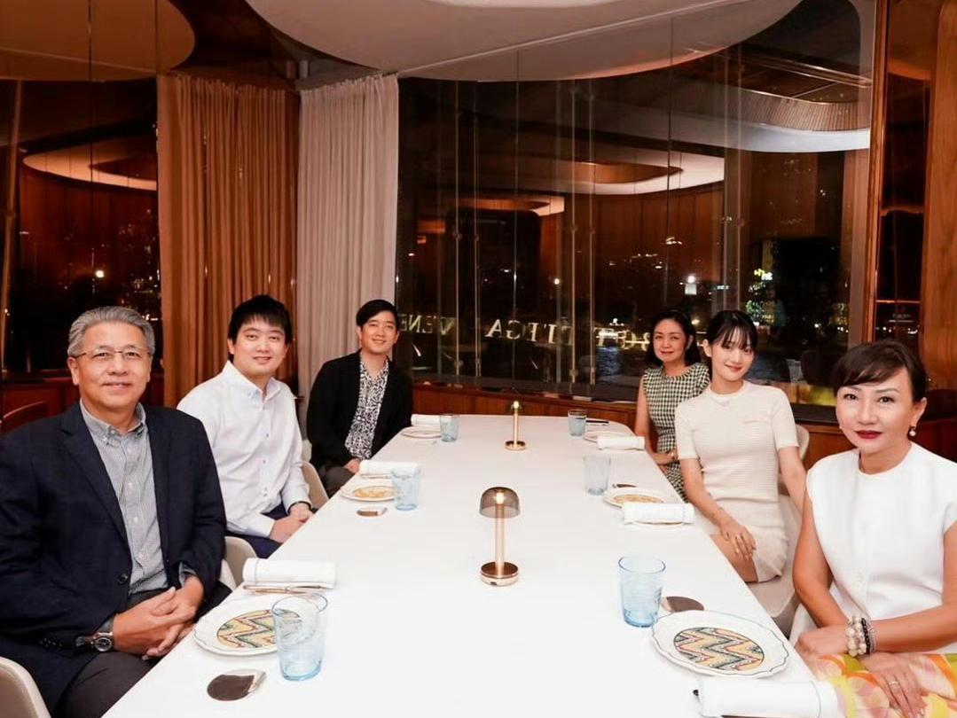 友人更新米妮相关合照;serybox更新雨琦代言照;skin u更新米妮宣传照