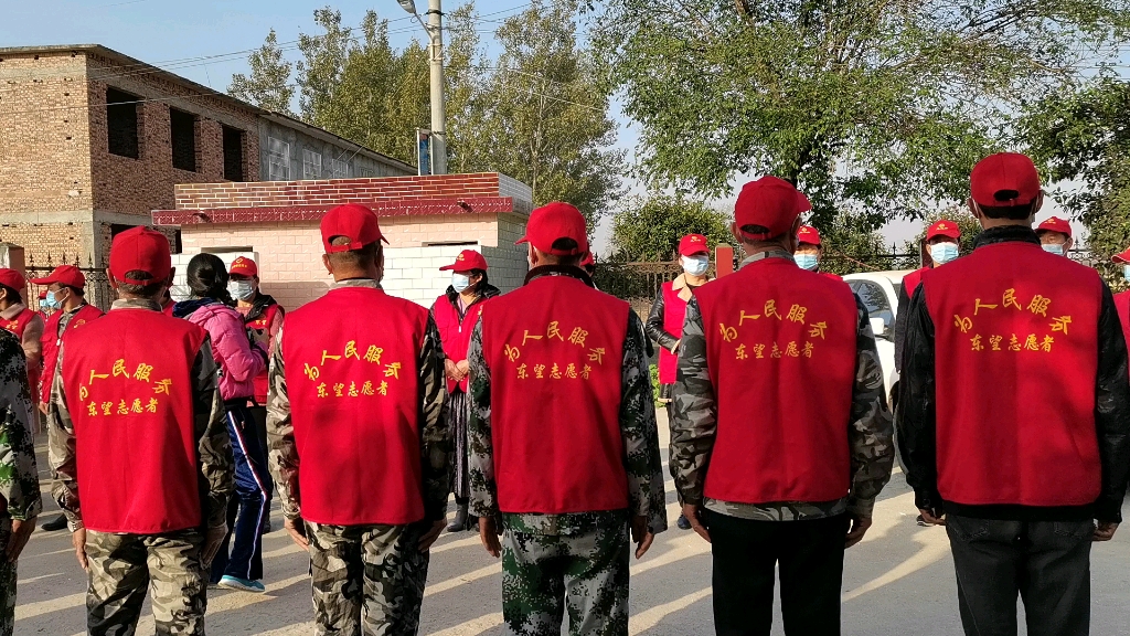 九九重阳节东望志愿者平顶山叶县团队在前崔庄慰问老人义工义演