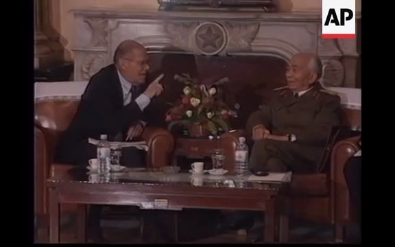 1995年美国前国防部长罗伯特ⷮŠ麦克纳马拉在访越期间与武元甲大将会面哔哩哔哩bilibili