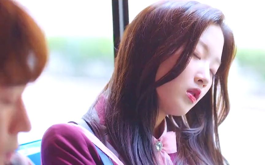 【女神降临】女主一上车就被咸猪手拍,闺蜜发现后飞身下车追坏人,简直