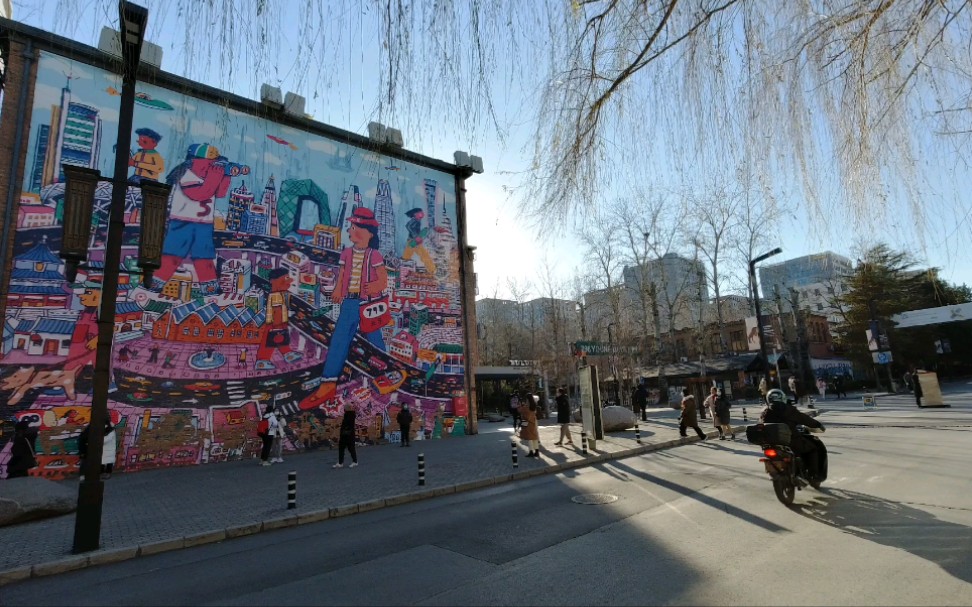 在北京798艺术区看热闹,看旧厂房墙上的涂鸦,感受艺术熏陶