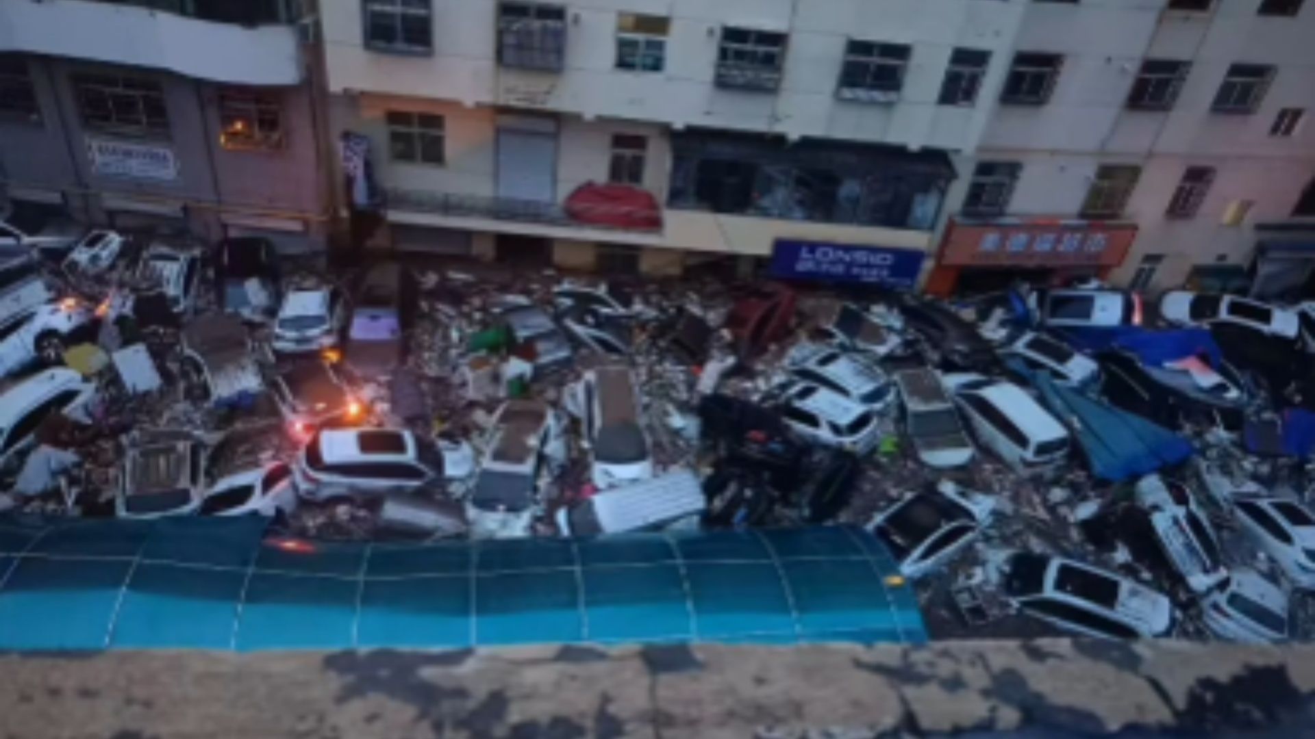 陕西志丹遭大暴雨,多辆汽车被山洪冲走,街道路口被堵住哔哩哔哩bilibili