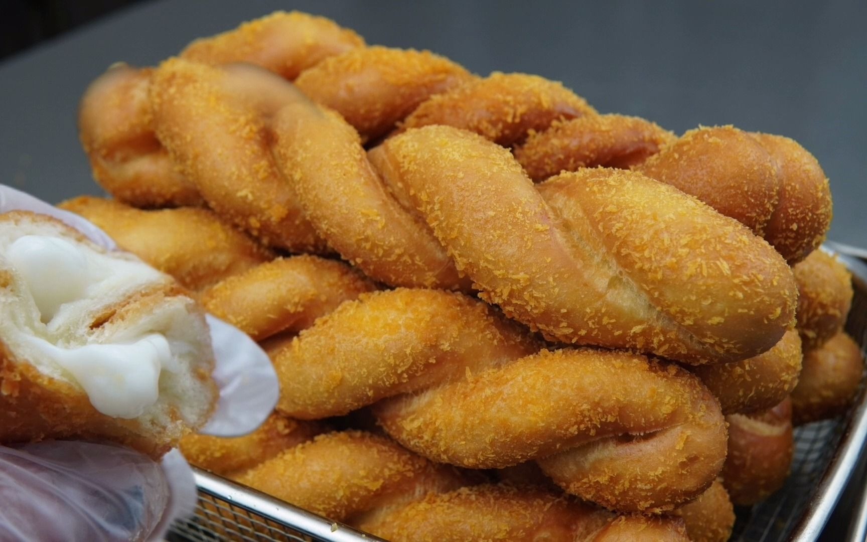 最近流行的爆浆酸奶大麻花火了,今天解密分享制作要点配方手法