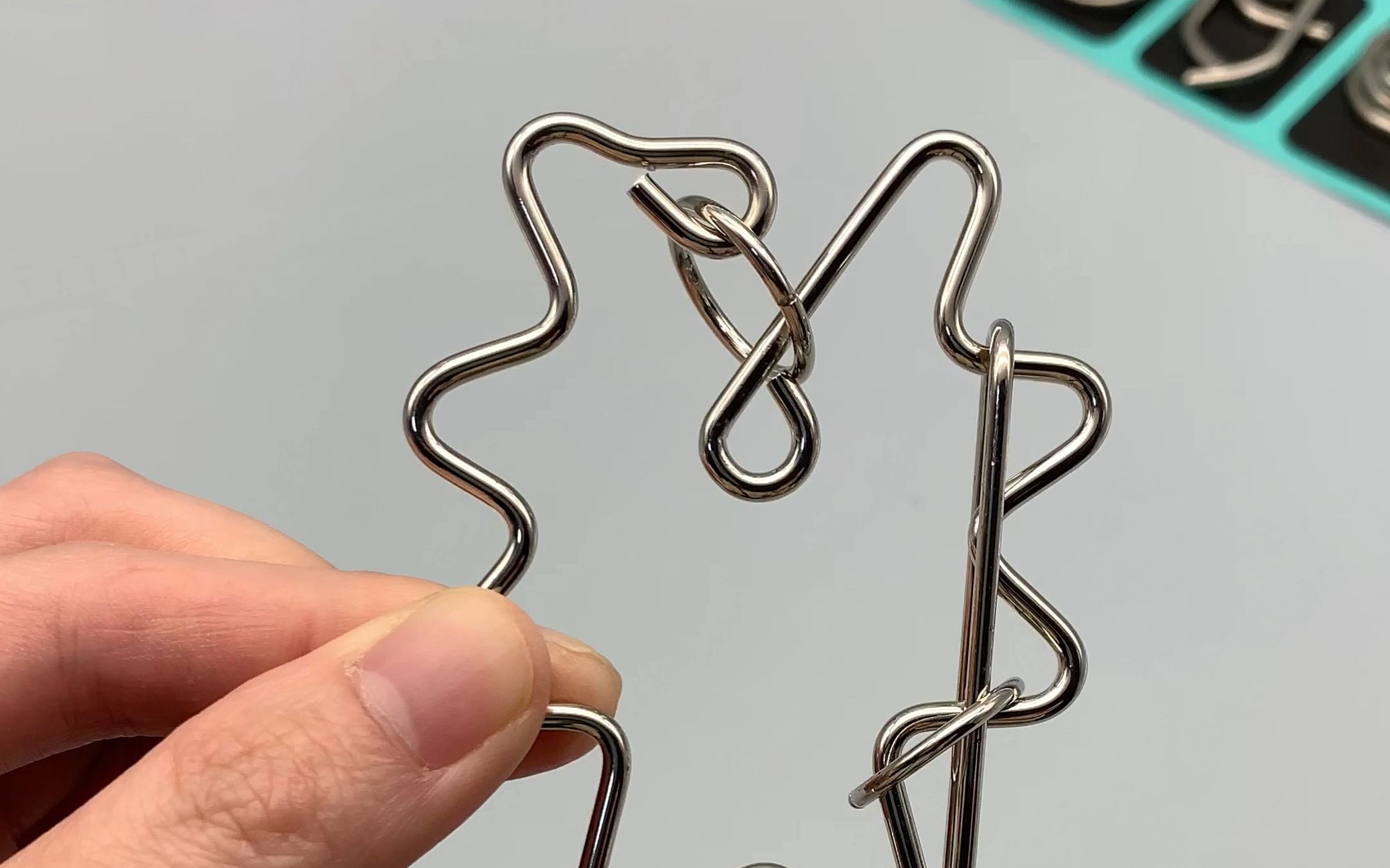 经典的益智玩具,非常烧脑的智力解扣解环,锻炼孩子的逻辑思维能力和