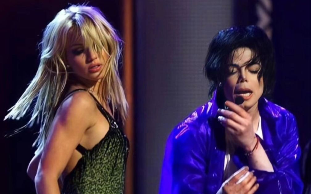 迈克尔杰克逊 与小甜甜布兰妮同台飙歌比舞,被人称之为两大传奇的