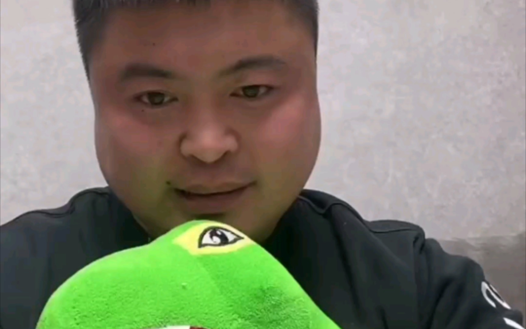 丽丽直播抱着自己的大弯钩,丽丽非常开心