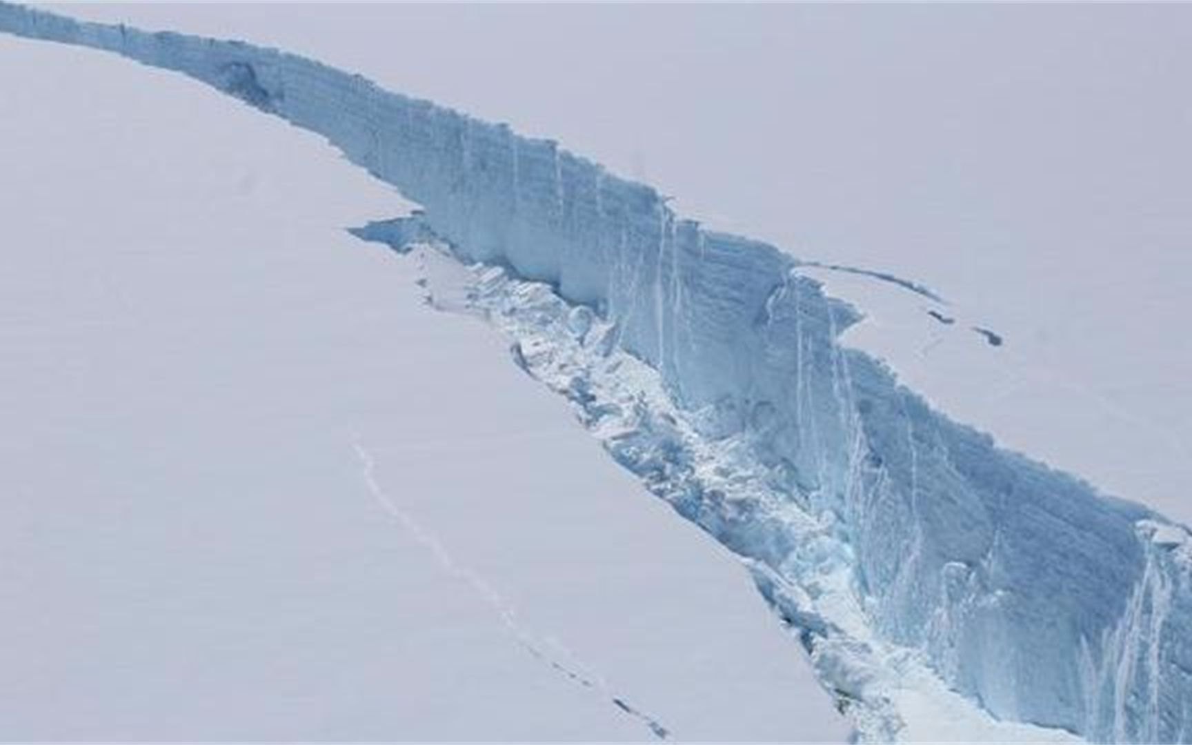 南极冰川加速断裂,断裂的总长度达160公里!