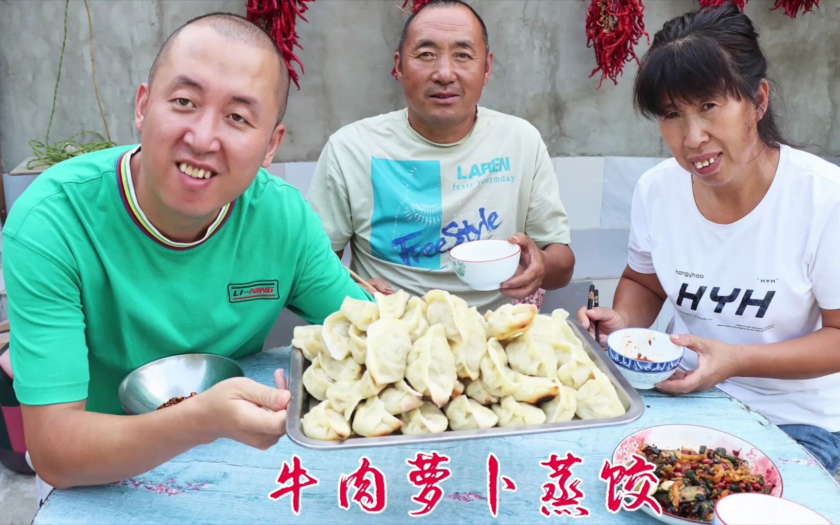 东北家庭包饺子有多实惠?个头大馅料足,鲜嫩多汁,吃得嗷嗷香!哔哩哔哩bilibili