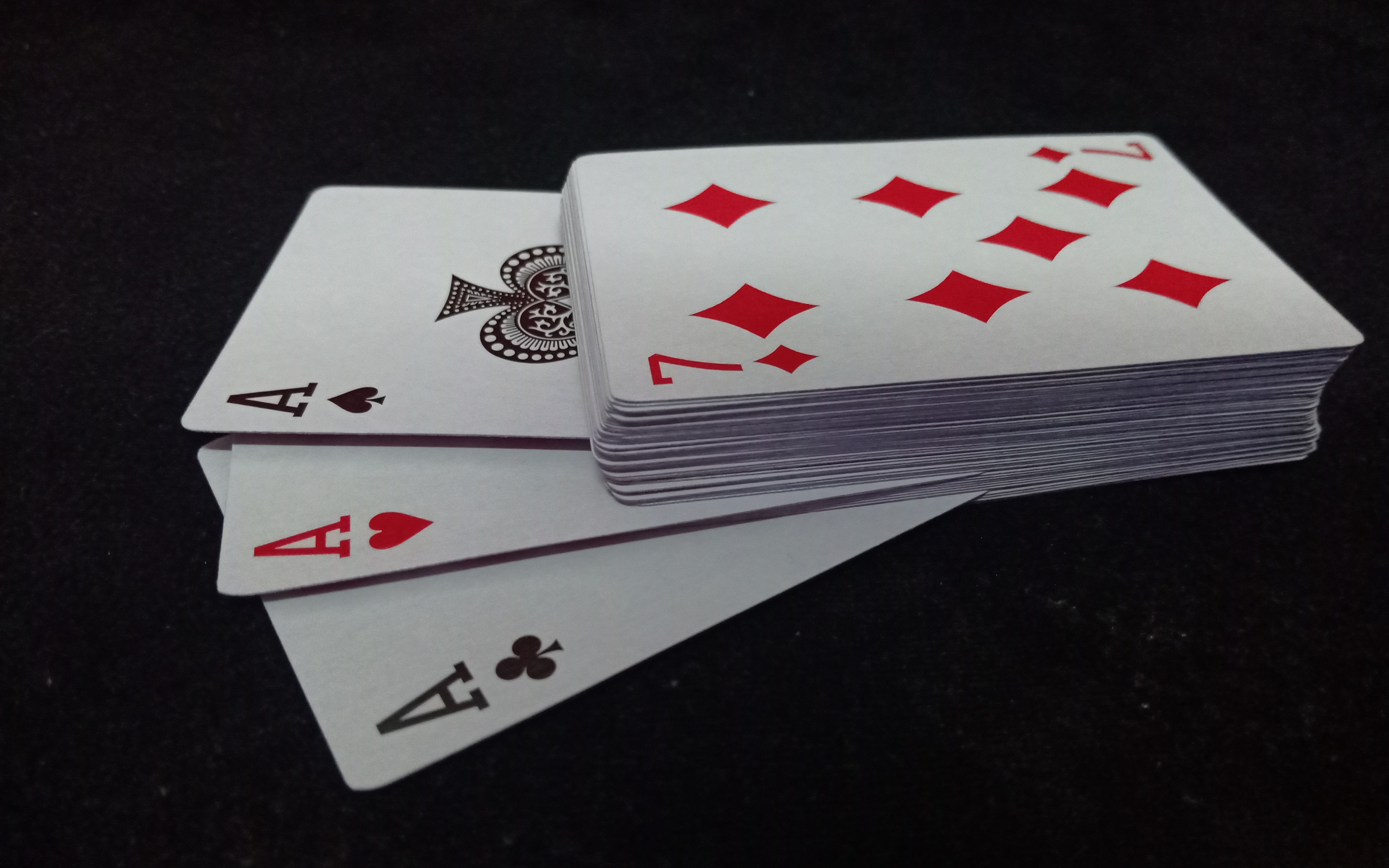 乱牌出3a,没有假洗牌,三张a自己跑出来 这是为什么呢