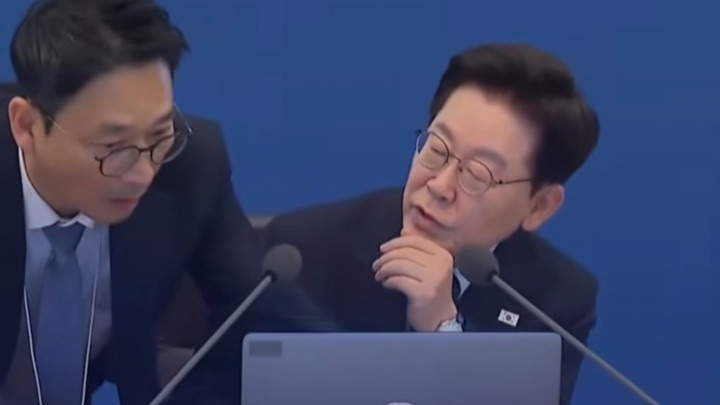 李在明开会时盯着电脑一度愣住：我昨天改的文件去哪了？没点保存？