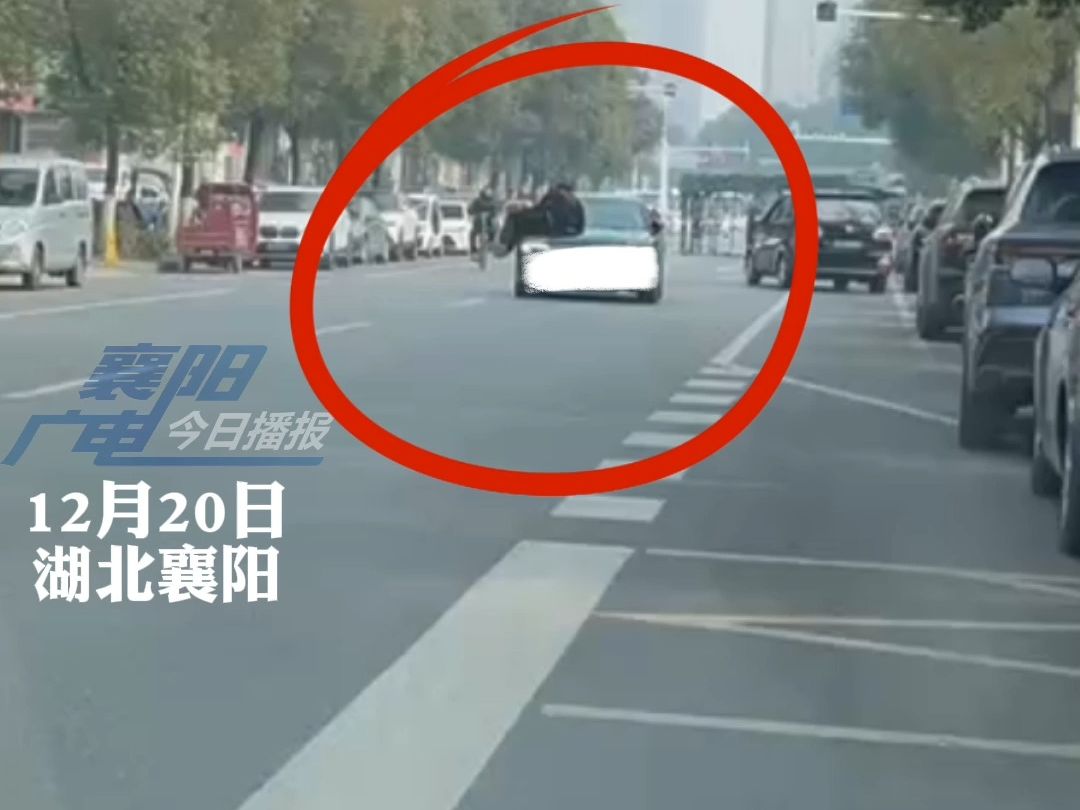 【男子驾车将行人顶飞后又撞电动车,撞上路边车停下后仍踩着油门. 交警:已排除肇事司机酒驾和毒驾,撞到人之后吓懵了引发后续事故.】哔哩哔哩...