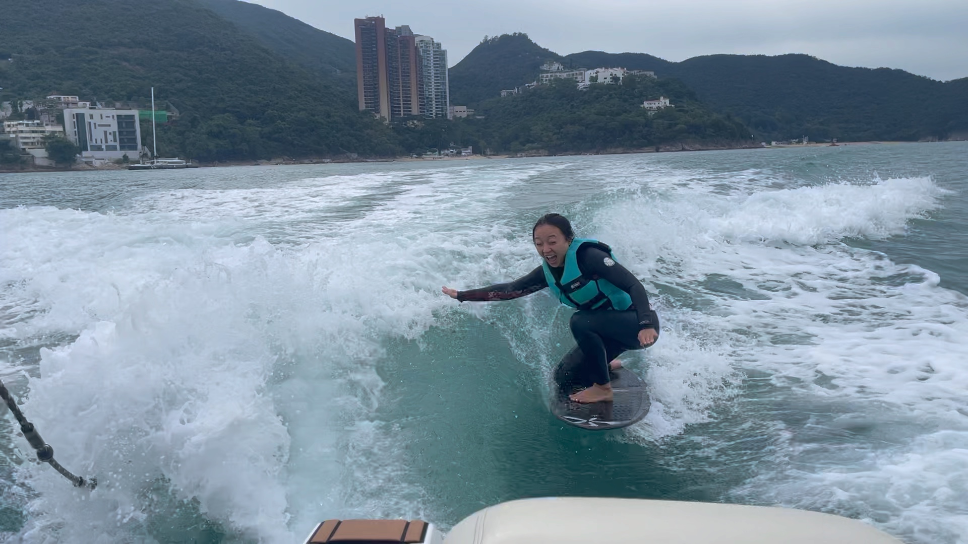 尾波冲浪摸到浪啦