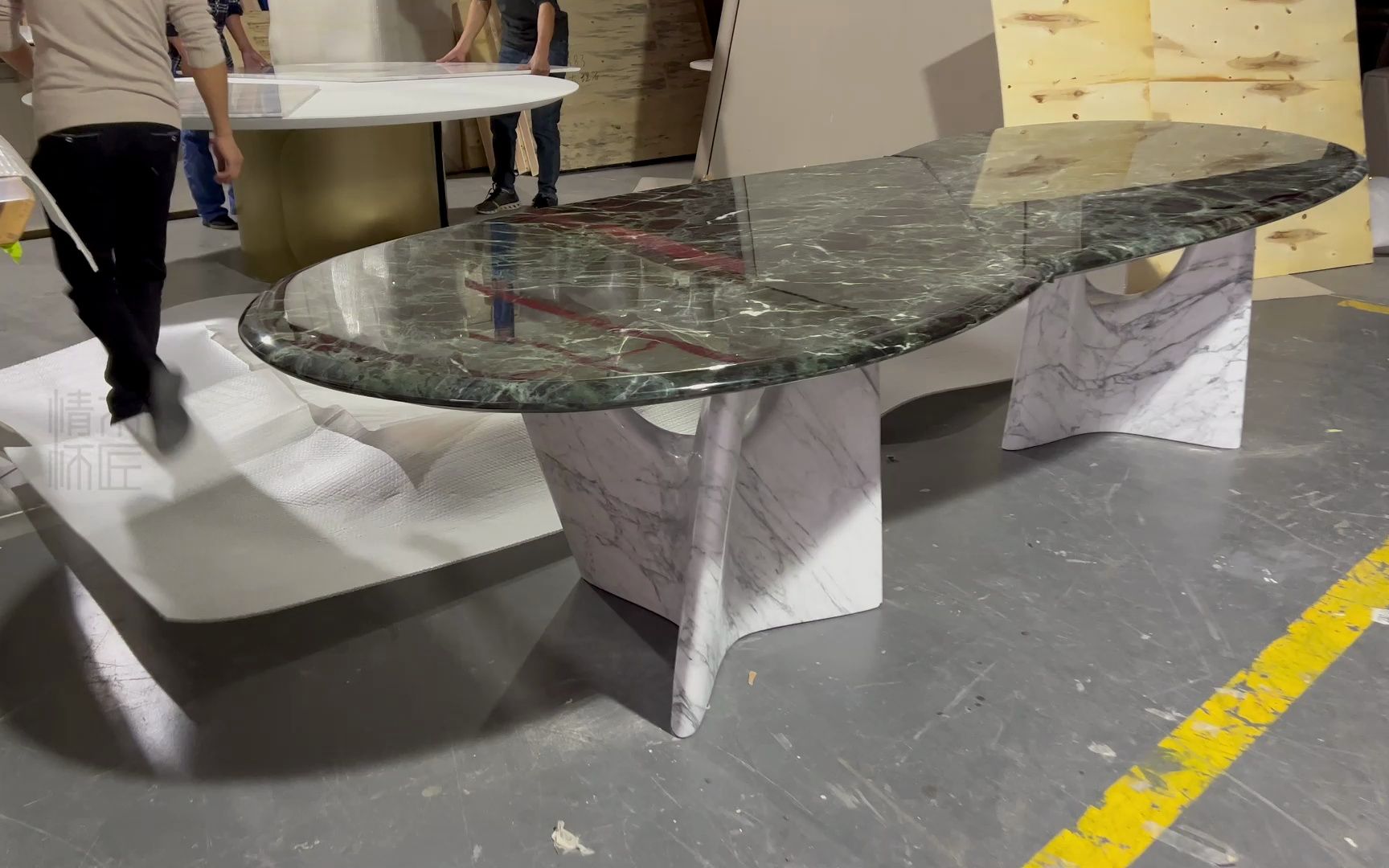 poltrona frau大理石餐桌,台面大花绿 底座爵士白