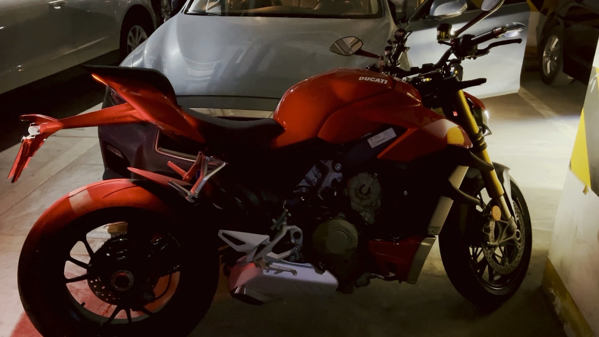 杜卡迪街霸v4s下雨天骑不了听个响再上楼