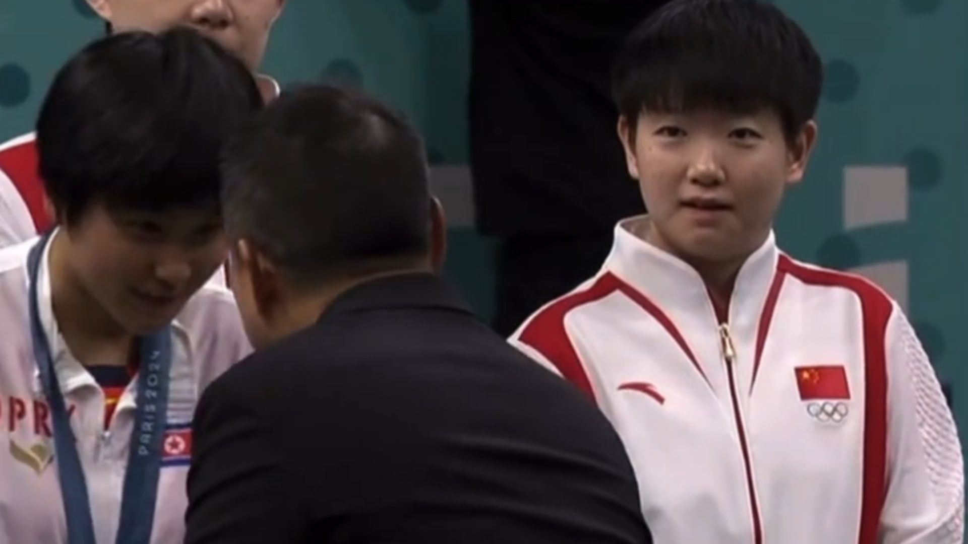 孙颖莎在节目中,回应刘国梁颁奖穿西服:当时就是开心的看