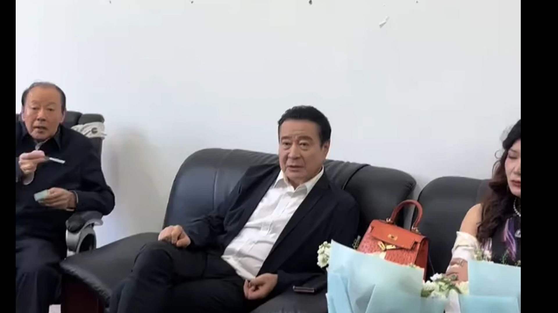 丁义珍接待现场 侯总亲自下场找美女招待海报