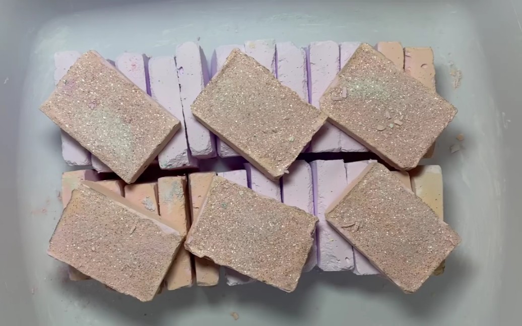 捏摆的整整齐齐的镁粉块,解压