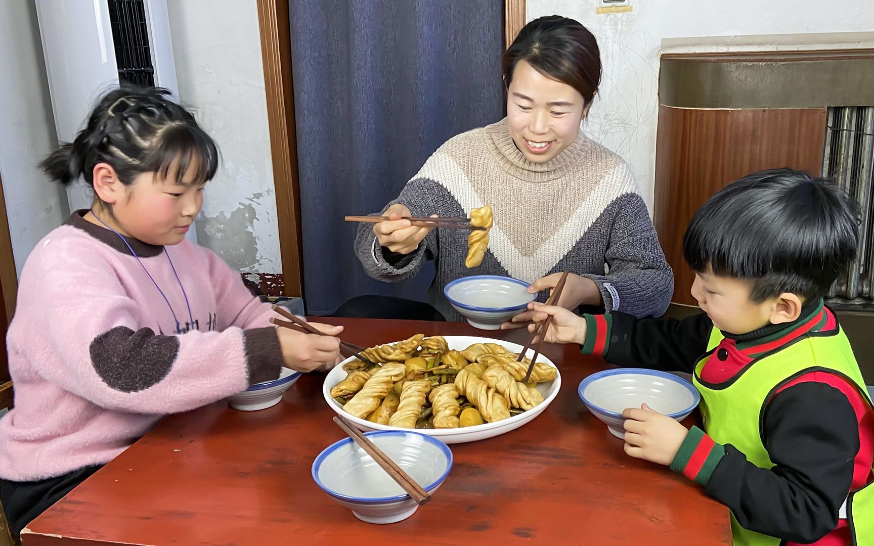 小勇做农家一锅出,花卷和菜一起炖,粉条劲道,土豆软烂,太香了哔哩哔哩bilibili