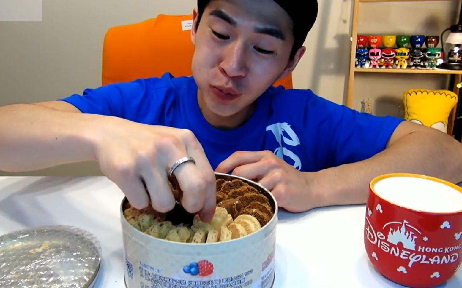 韩国吃播奔驰小哥 尝一尝来自香港的饼干 奶香十足口感很顺滑哦喜欢~!