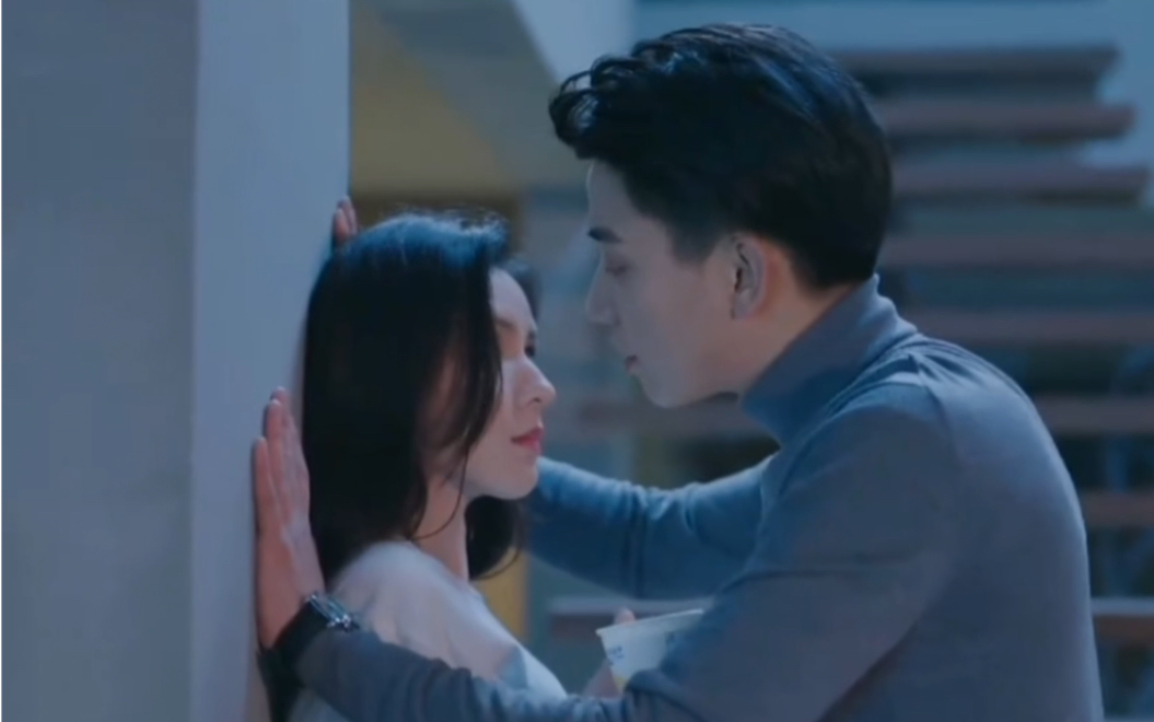 小夫妻在家吵架拉起三八线,一个挨冻一个挨饿