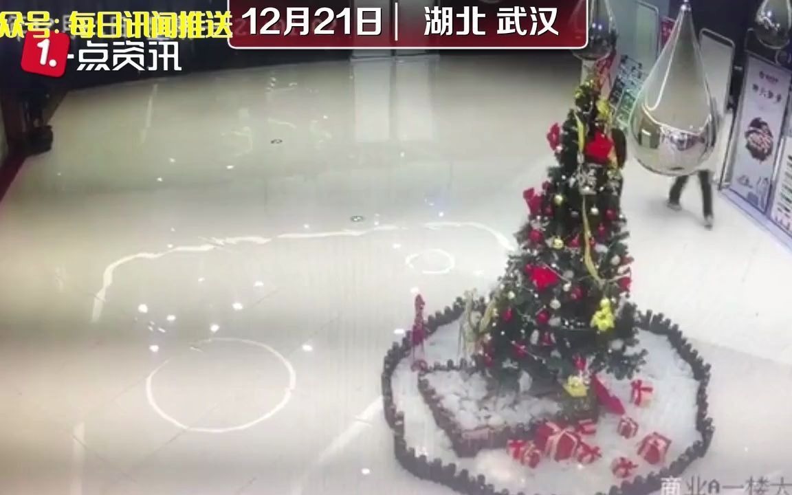 商场圣诞雪人“上岗”4小时被女生偷走 商场:望还回 可送券感谢哔哩哔哩bilibili