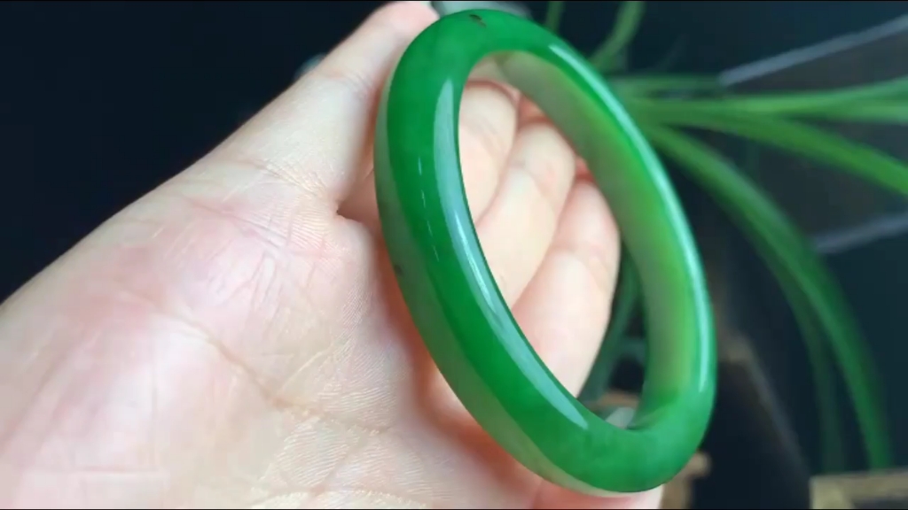 和田玉碧玉阳绿手镯61口径 品相完美 个别针尖小黑点 无裂冰透的艳阳