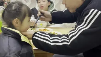 自从有了闺女，我跟儿子在这男的眼里就变成空气了😅