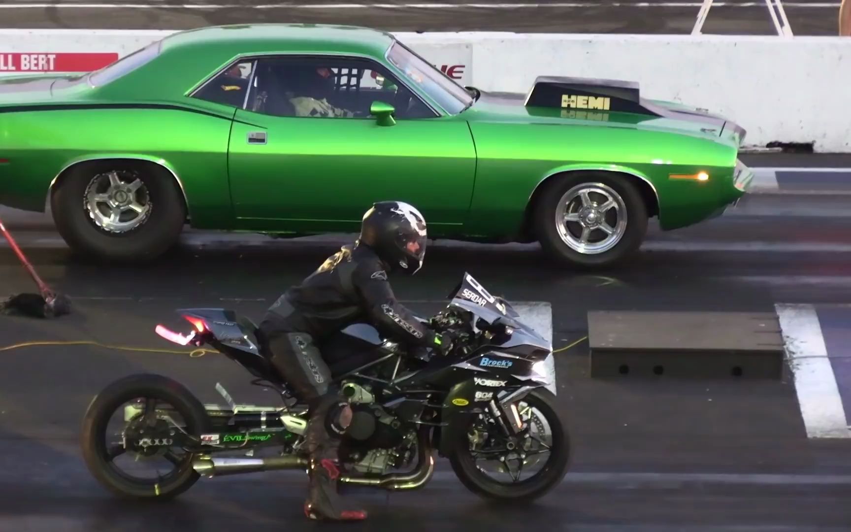 汽车与超级摩托车 - 飙车