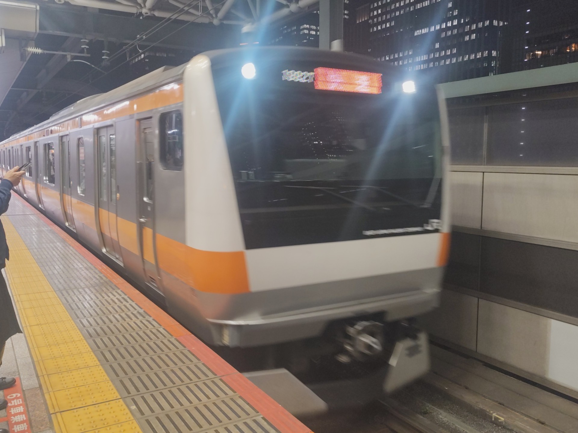 开往高尾方向的jc中央线快速e232系电车进东京站1站台