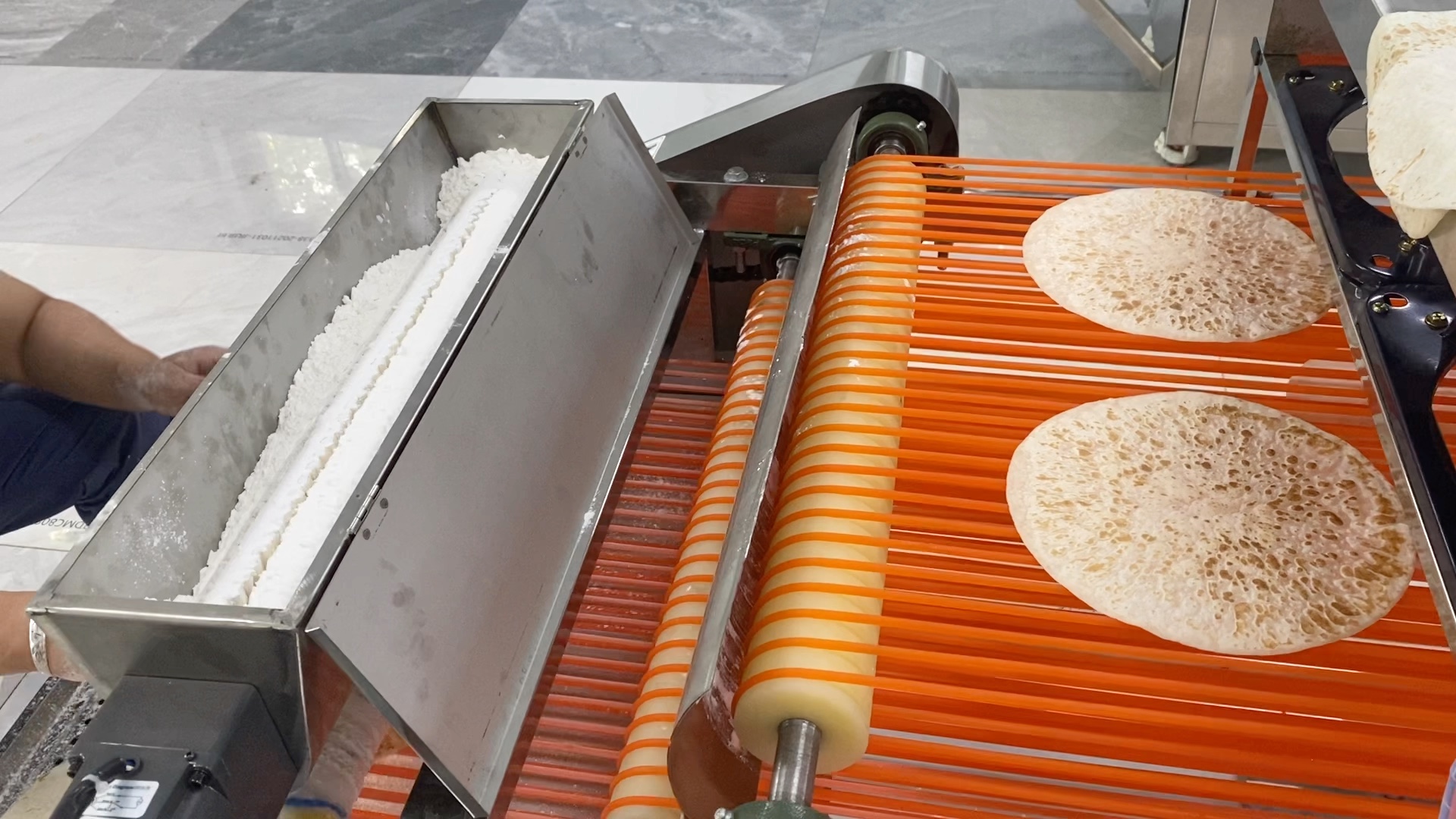 全自动单饼机做出来的单饼劲道软和,液压单饼机一机多用介绍