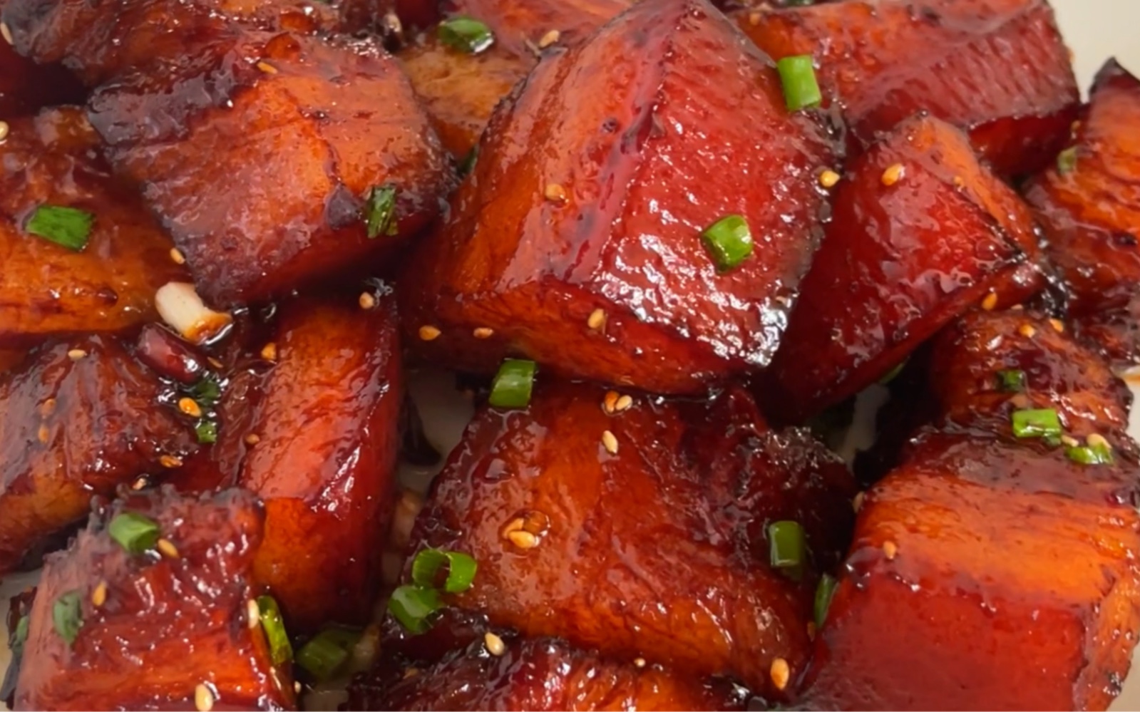 烧肉不喜欢放大料,红烧肉也是,我这样烧出来不仅肥而不腻醇香软烂,而