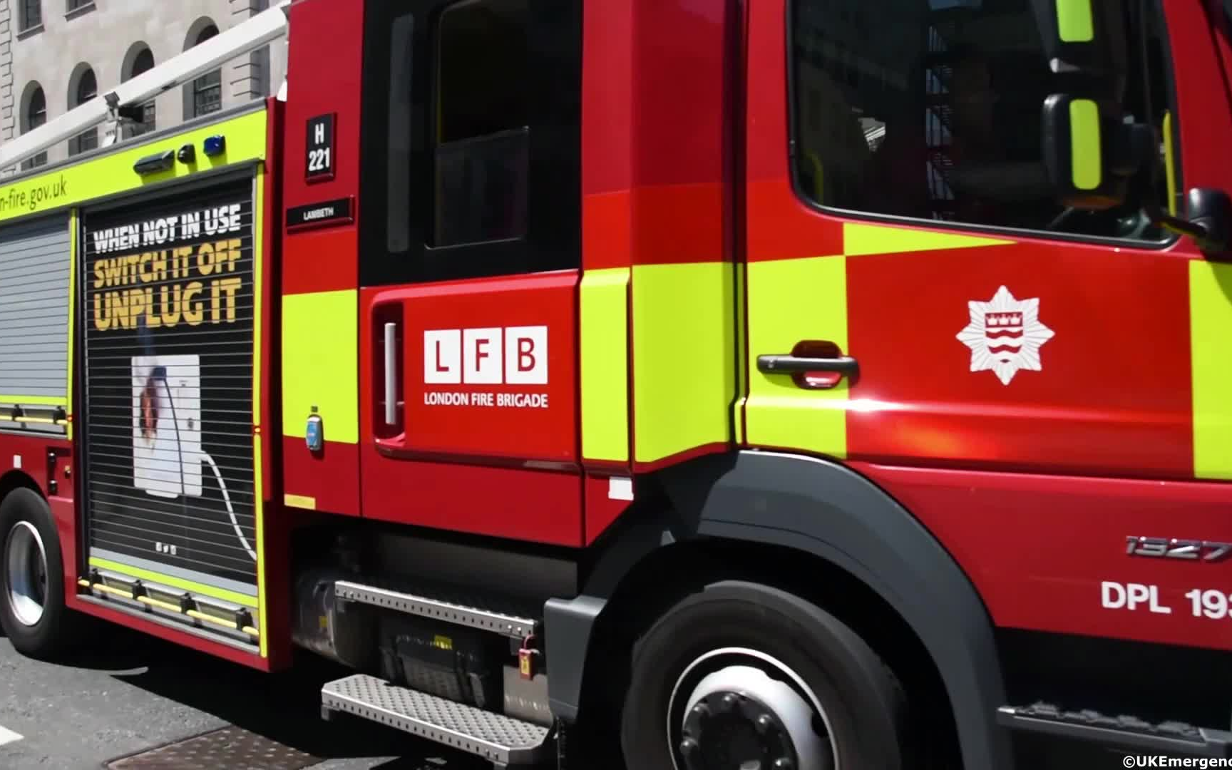 福特蒙迪欧无标识警车宝马f800gt摩托警车六一儿童节当天伦敦地区应急