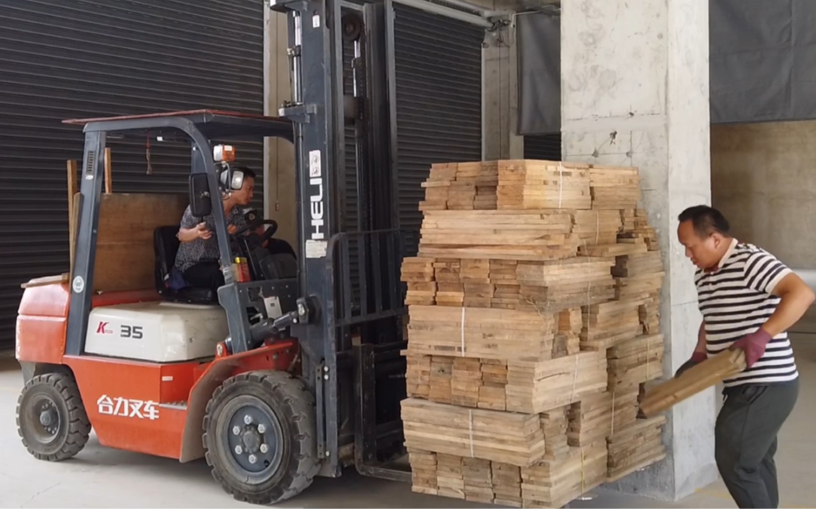 新木材市场开业大吉,叉车卸货,迎来第一车纯实木地板半成品-坯料